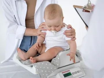 Bebé en la consulta del médico Bebé en la consulta del médico