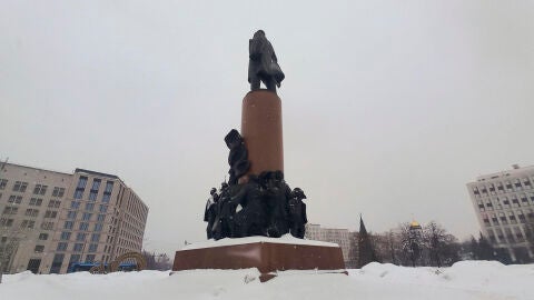 Vista del monumento de Lenin en la plaza Oktiábrskaya de Moscú