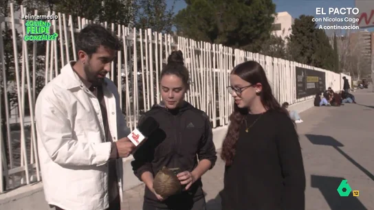 La reacción de una joven al darle Isma Juárez un busto con la cara de Felipe González: "Es feo, pero para gustos los colores" Isma Juárez vuelve con una nueva entrega de '¿Quién quiere ser Felipe González?' en la que pregunta a los jóvenes sobre el expresidente del Gobierno, Gabriel Rufián o Isabel Díaz Ayuso. Sus respuestas, en este vídeo.