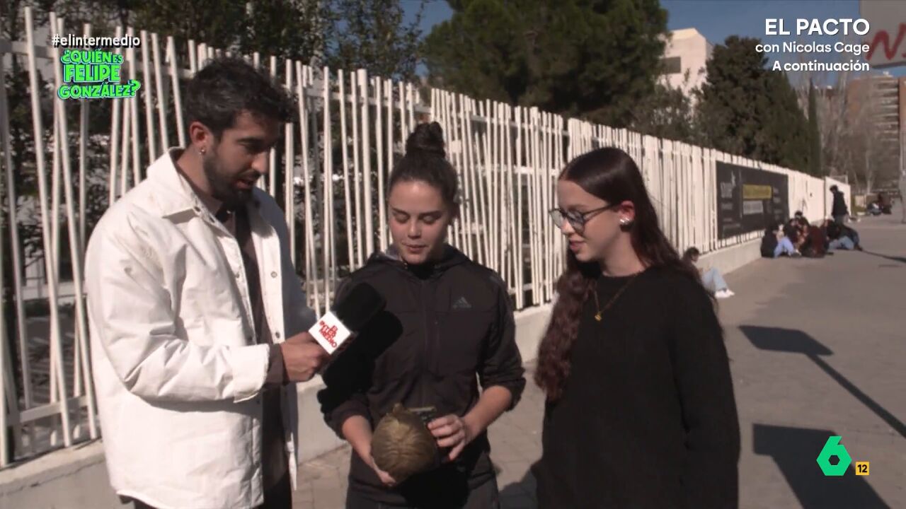 La reacción de una joven al ver un busto con la cara de Felipe González: "Es feo, pero para gustos los colores"