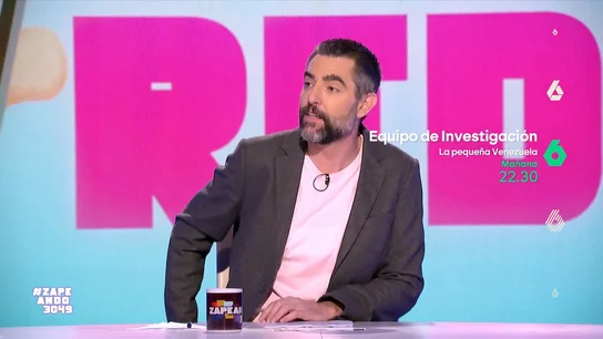 Dani Mateo descubre un término que podría usarse "para la gente que se opera el culo" Una señora denunciaba que un hombre aparcaba su motocicleta frente a su tienda y esto le impedía acceder a la misma. Pero, al explicarse, no es capaz de decir la palabra 'obstaculizar'.