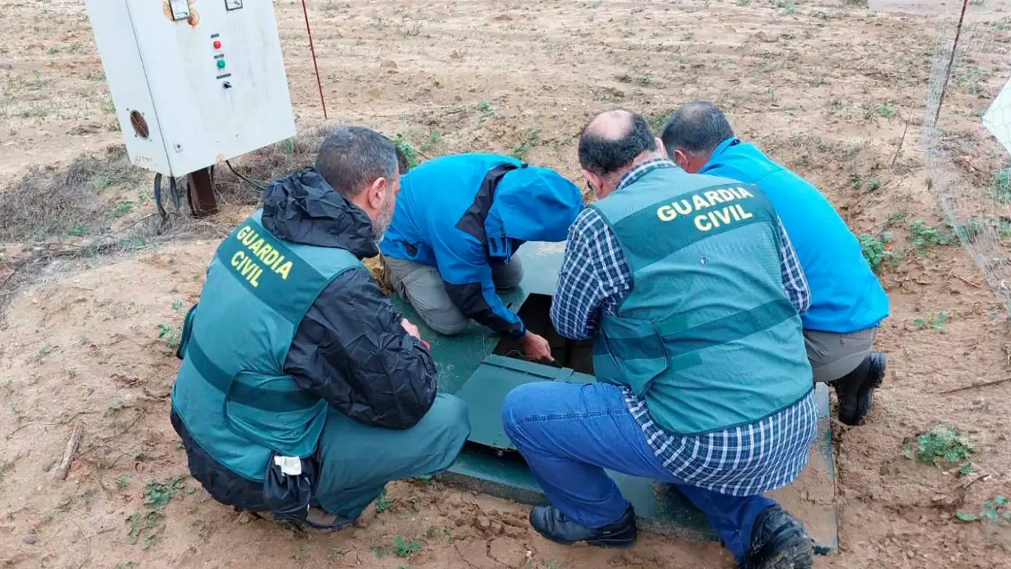 Imagen de archivo. La Guardia Civil sella los pozos clandestinos de la Casa de Alba en Doñana Imagen de archivo. La Guardia Civil sella los pozos clandestinos de la Casa de Alba en Doñana
