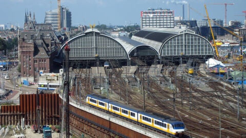 Imagen lateral de la Estación Central de Ámsterdam