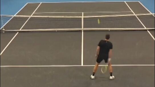 Ojo al ingenio de un tenista para anotar el que puede ser el punto del a&ntilde;o