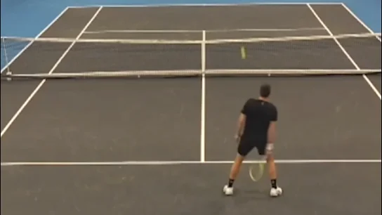 Ojo al ingenio de un tenista para anotar el que puede ser el punto del año Ojo al ingenio de un tenista para anotar el que puede ser el punto del año