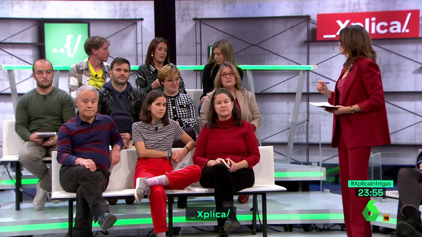 Una enfermera con plaza fija rompe el silencio: "Me dan 200 euros al mes por trabajar seis noches y pasar 10 horas al pie del cañón" Una enfermera denuncia las duras condiciones en las que trabaja: "Me dan 200 euros al mes por trabajar seis noches y pasar 10 horas al pie del cañón"