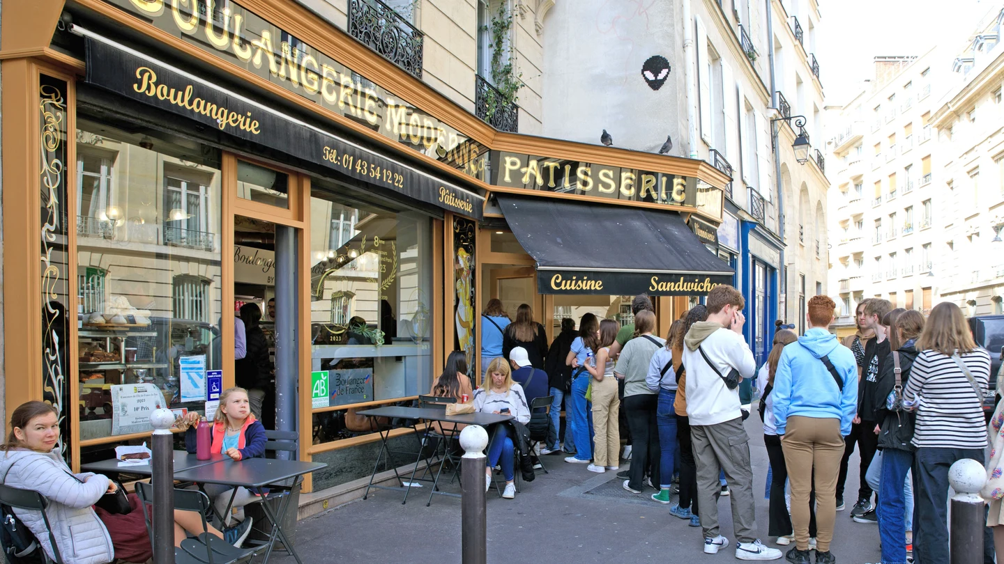 La pastelería 'Moderne', localización de rodaje de la serie 'Emily in Paris' en París (Francia) La pastelería 'Moderne', localización de rodaje de la serie 'Emily in Paris' en París (Francia)