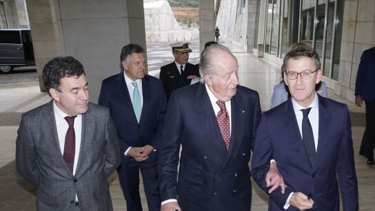 El Rey em&eacute;rito Juan Carlos I y Alberto N&uacute;&ntilde;ez Feij&oacute;o, en una imagen de archivo.