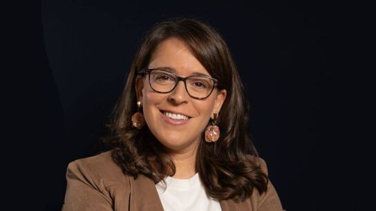 La periodista y escritora Mar Cabra en una fotograf&iacute;a promocional.