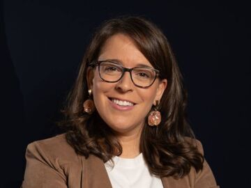 La periodista y escritora Mar Cabra en una fotograf&iacute;a promocional.