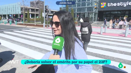 Más Vale Tarde sale a la calle para saber qué opina la gente sobre una posible vuelta de Juan Carlos I: "No se lo merece" Tras la desclasificación de varios documentos del 23F, Alberto Núñez Feijóo ha pedido que el rey emérito vuelva a nuestro país. Pero ¿qué opinan los ciudadanos sobre esta hipotética vuelta?