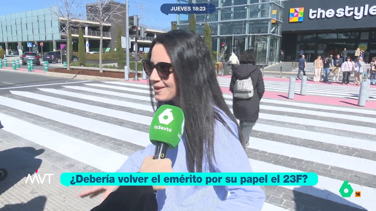 Más Vale Tarde sale a la calle para saber qué opina la gente sobre una posible vuelta de Juan Carlos I: "No se lo merece" Tras la desclasificación de varios documentos del 23F, Alberto Núñez Feijóo ha pedido que el rey emérito vuelva a nuestro país. Pero ¿qué opinan los ciudadanos sobre esta hipotética vuelta?