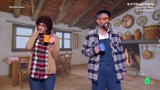 El vídeo de dos jóvenes, arrepentidos tras mudarse al campo: "¿Qué hacemos aquí, si a mí no me gustaba ni la granja de Playmobil?" El vídeo de dos jóvenes, arrepentidos tras mudarse al campo: "¿Qué hacemos aquí, si a mí no me gustaba ni la granja de Playmobil?"