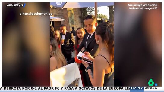 Unos novios se hacen virales por cobrar con dat&aacute;fono en plena boda: "En la riqueza y en la pobreza, todos los d&iacute;as de mi vida..."