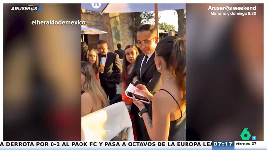 Unos novios se hacen virales por cobrar con datáfono en plena boda: "En la riqueza y en la pobreza, todos los días de mi vida..." Unos novios se hacen virales por cobrar con datáfono en plena boda: "En la riqueza y en la pobreza, todos los días de mi vida..."