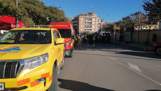 Imagen de archivo. Bomberos y Protecci&oacute;n Civil en la plaza Santa Clara de Huesca.