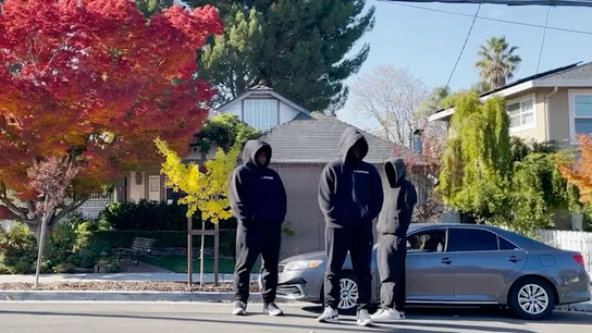 Personas sospechosas cerca de un coche Personas sospechosas cerca de un coche