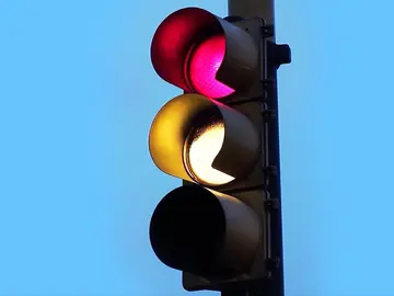 Semáforo con las luces roja y ámbar encendidas Semáforo con las luces roja y ámbar encendidas