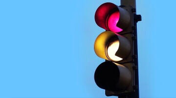 Sem&aacute;foro con las luces roja y &aacute;mbar encendidas
