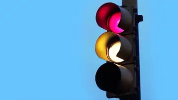 Semáforo con las luces roja y ámbar encendidas Semáforo con las luces roja y ámbar encendidas