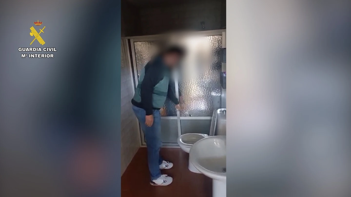 Investigación de la Guardia Civil a un empresario de Zafra por grabar presuntamente a sus empleados en el aseo. Investigación de la Guardia Civil a un empresario de Zafra por grabar presuntamente a sus empleados en el aseo.