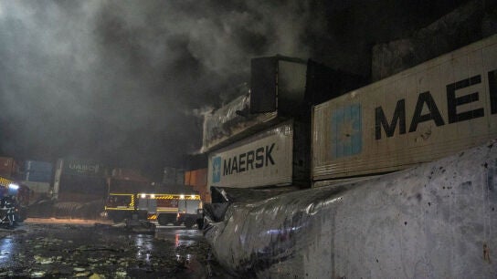 Contenedores mar&iacute;timos da&ntilde;ados por ataques nocturnos con drones rusos contra un complejo portuario en la regi&oacute;n de Odesa, Ucrania.
