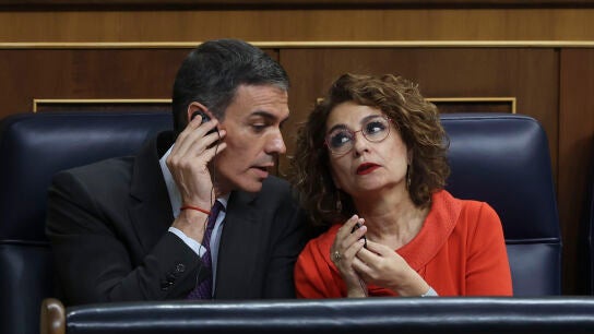 Pedro S&aacute;nchez y Mar&iacute;a Jes&uacute;s Montero conversan durante una sesi&oacute;n de control al Gobierno en el Congreso de los Diputados