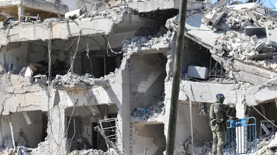 Un policía inspecciona los daños en el lugar de un edificio que fue alcanzado por un misil iraní en Tel Aviv Un policía inspecciona los daños en el lugar de un edificio que fue alcanzado por un misil iraní en Tel Aviv