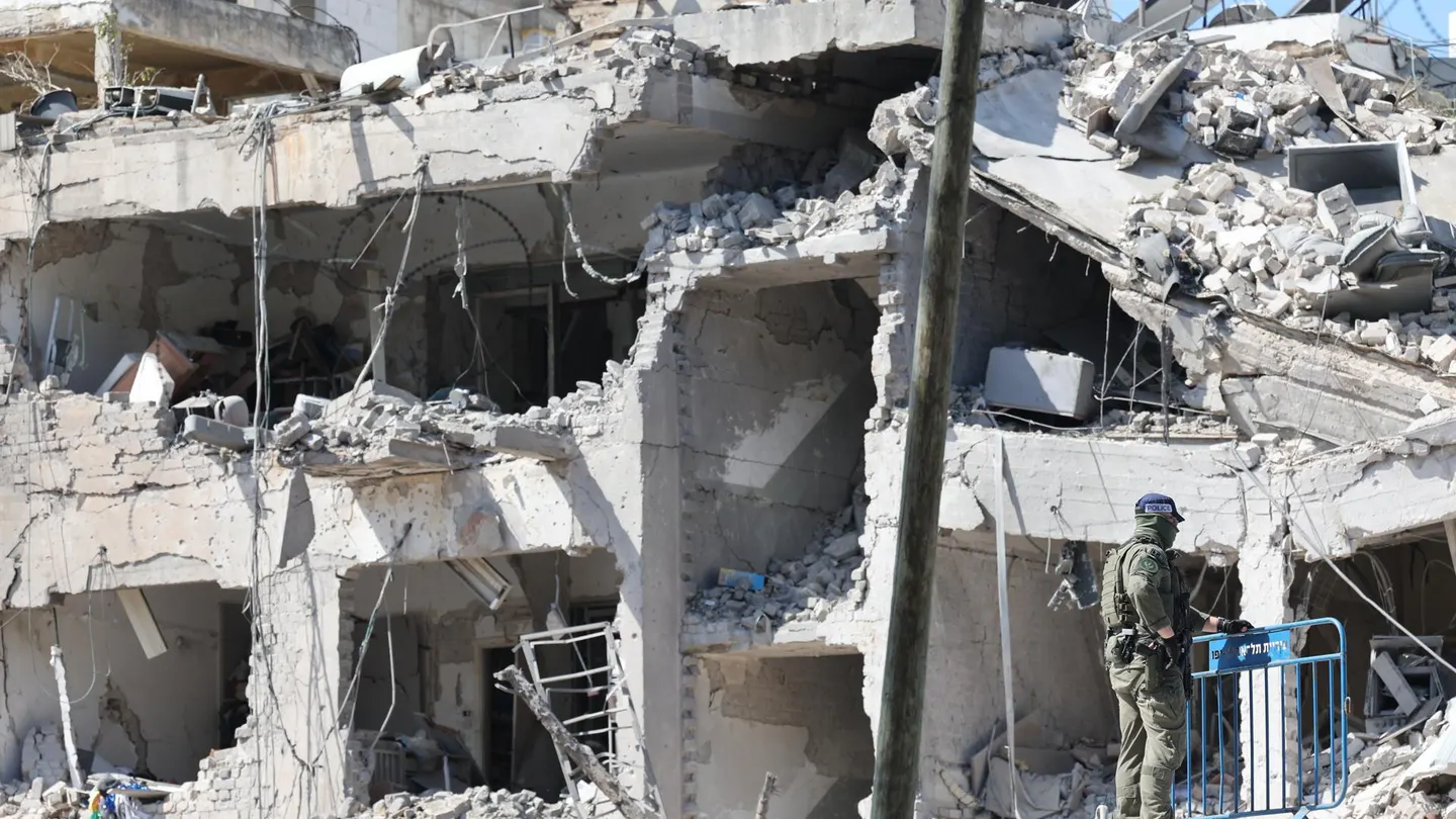 Un policía inspecciona los daños en el lugar de un edificio que fue alcanzado por un misil iraní en Tel Aviv Un policía inspecciona los daños en el lugar de un edificio que fue alcanzado por un misil iraní en Tel Aviv