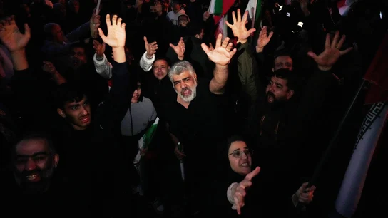 El pueblo iraní celebra la muerte del líder Jamenei este sábado en Teherán. El pueblo iraní celebra la muerte del líder Jamenei este sábado en Teherán.