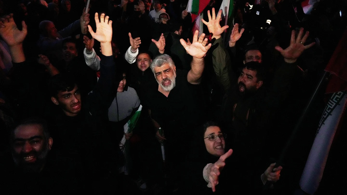 El pueblo iraní celebra la muerte del líder Jamenei este sábado en Teherán. El pueblo iraní celebra la muerte del líder Jamenei este sábado en Teherán.