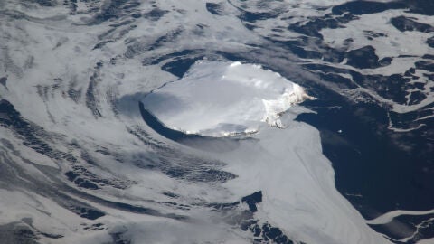 Isla Bouvet cubierta de nieve vista desde el espacio