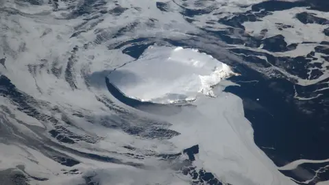 Isla Bouvet cubierta de nieve vista desde el espacio Isla Bouvet cubierta de nieve vista desde el espacio