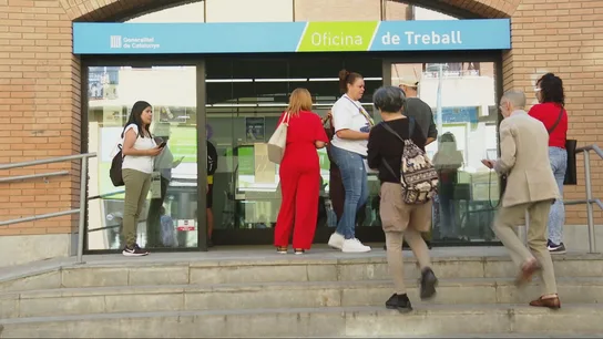 Gente a las afueras de una oficina del SEPE en Cataluña Gente a las afueras de una oficina del SEPE en Cataluña