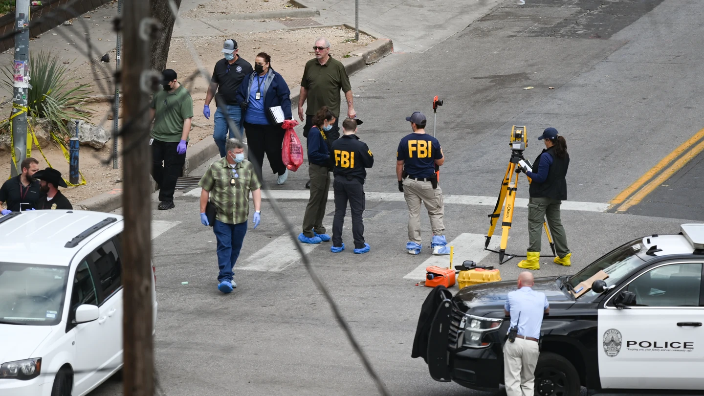 Un tiroteo en un bar de Austin deja tres muertos. Un tiroteo en un bar de Austin deja tres muertos.