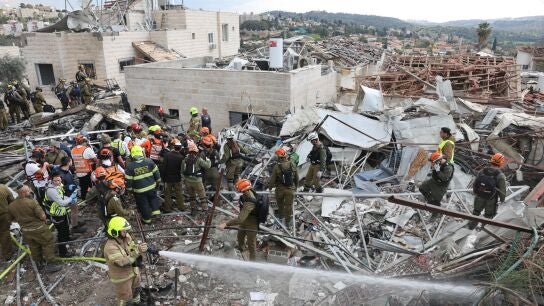 Las fuerzas de rescate trabajan entre los escombros de una casa tras un ataque con cohetes iran&iacute;es que impact&oacute; Beit Shemesh, cerca de Jerusal&eacute;n, Israel.
