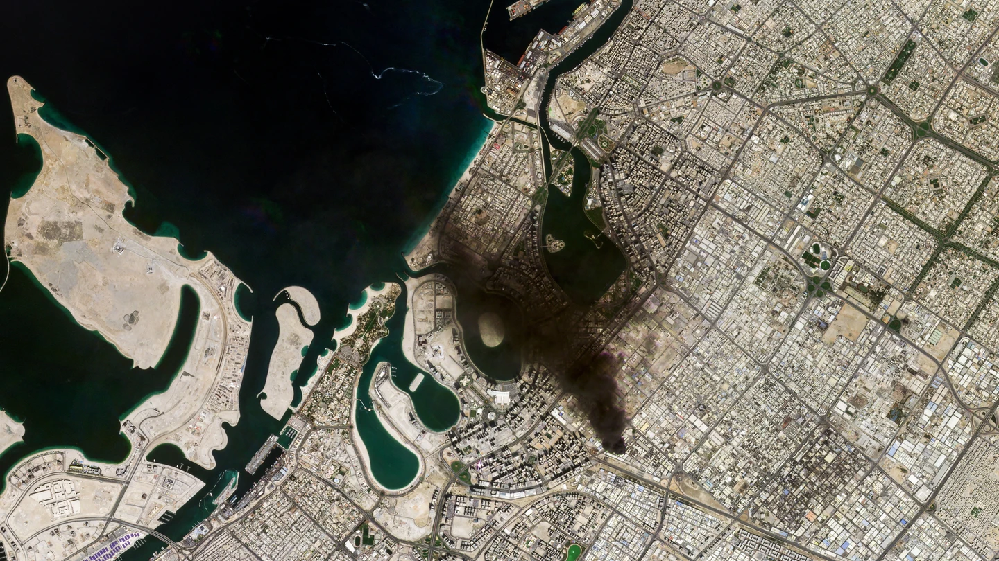 Una imagen por satélite de una zona industrial cubierta de humo en Dubai. Una imagen por satélite de una zona industrial cubierta de humo en Dubai.