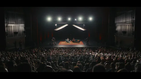 Évole saluda a Juanma Moreno, María Jesús Montero y Diego Cañamero, asistentes a su 'show' con Manu Sánchez: "No he traído a nadie de Vox" Évole saluda a Juanma Moreno, María Jesús Montero y Diego Cañamero, asistentes a su 'show' con Manu Sánchez: "No he traído a nadie de Vox"