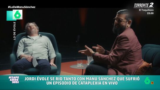 El periodista ha entrevistado al c&oacute;mico andaluz, que se sincer&oacute; con &eacute;l sobre su enfermedad o sus inicios en el mundo del humor. Las ocurrencias de S&aacute;nchez provocaron que &Eacute;vole sufriera un ataque de cataplexia, provocando un divertido momento. 