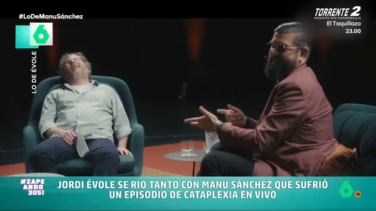 Jordi Évole sufre un ataque de cataplexia entrevistando a Manu Sánchez: "Ya sabía yo que fácil no iba a ser" El periodista ha entrevistado al cómico andaluz, que se sinceró con él sobre su enfermedad o sus inicios en el mundo del humor. Las ocurrencias de Sánchez provocaron que Évole sufriera un ataque de cataplexia, provocando un divertido momento.