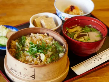Fukagawa-meshi (arroz, almejas y puerro con base de miso y shoyu) Fukagawa-meshi (arroz, almejas y puerro con base de miso y shoyu)