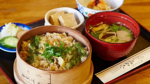 Fukagawa-meshi (arroz, almejas y puerro con base de miso y shoyu) Fukagawa-meshi (arroz, almejas y puerro con base de miso y shoyu)