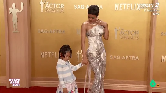 La hija de Teyana Taylor protagoniza el momento más tierno de los Premios SAG 2026 La actriz acudía a los premios con su hija Rue Rose como acompañante. La pequeña conseguía eclipsar a su madre en la alfombra roja e, incluso, daba una clase sobre cómo posar frente a los fotógrafos.