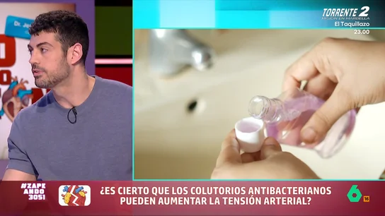 José Abellán, cardiólogo, explica la relación entre los colutorios antibacterianos y la hipertensión El cardiólogo José Abellán explica en este vídeo por qué el uso continuado de colutorios antibacterianos provoca hipertensión y por qué ocurre incluso aunque no lo traguemos: "Es como lo de 'fumo, pero no me trago el humo'".