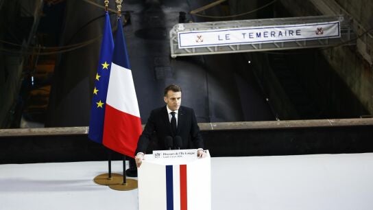 Emmanuel Macron con el submarino nuclear a sus espaldas