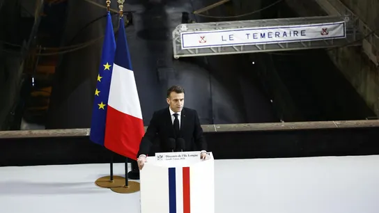 Emmanuel Macron con el submarino nuclear a sus espaldas Emmanuel Macron con el submarino nuclear a sus espaldas
