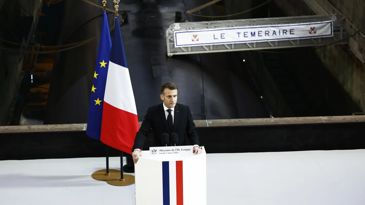 Emmanuel Macron con el submarino nuclear a sus espaldas Emmanuel Macron con el submarino nuclear a sus espaldas