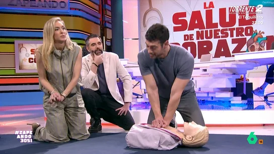 El cardiólogo José Abellán da las claves para hacer correctamente una RCP: "Con esto salvas vidas" José Abellán, cardiólogo, nos muestra en directo a hacer una correcta RCP, desde el momento en que alguien se desploma hasta que llega el 112. Además, explica cómo funcionan los desfibriladores que hay en algunos lugares públicos.