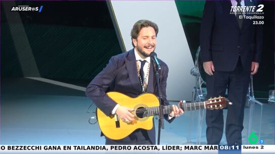 Manuel Carrasco canta emocionado el himno de Andaluc&iacute;a tras ser nombrado Hijo Predilecto