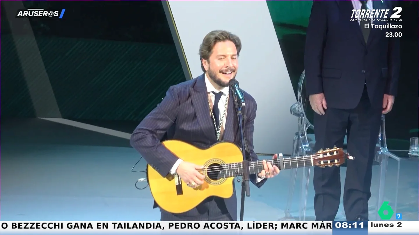 Manuel Carrasco canta emocionado el himno de Andalucía tras ser nombrado Hijo Predilecto Manuel Carrasco canta emocionado el himno de Andalucía tras ser nombrado Hijo Predilecto